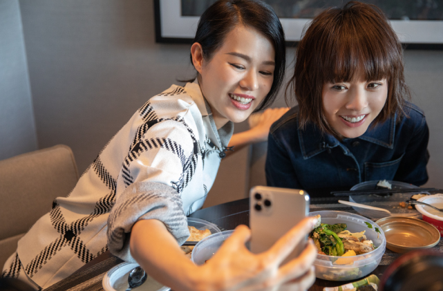 三胎孕媽胡杏兒帶兒子工作，穿著寬鬆巧遮孕肚，單手抱娃臂力足