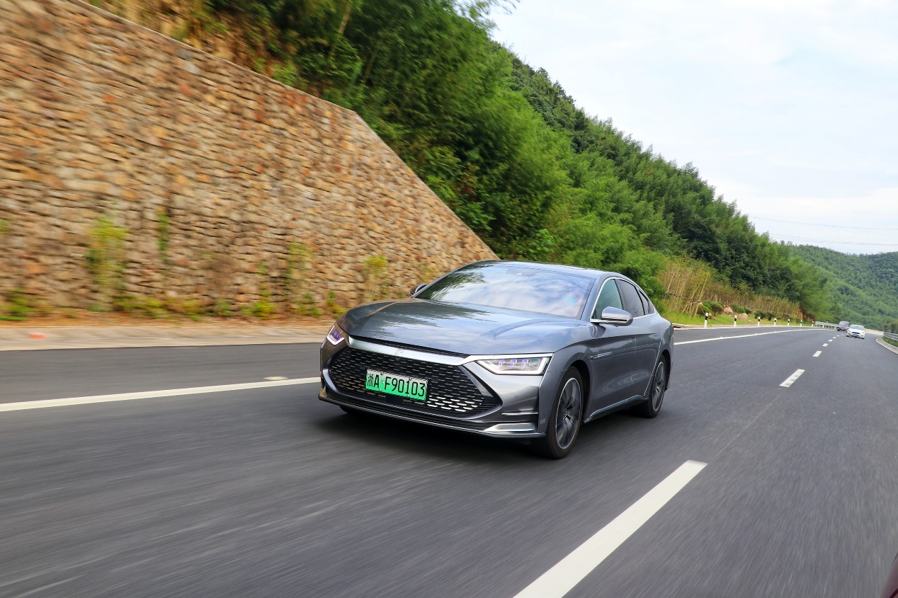 省的多还跑的快，品质堪比合资豪华轿车，深度环山试驾比亚迪汉DM