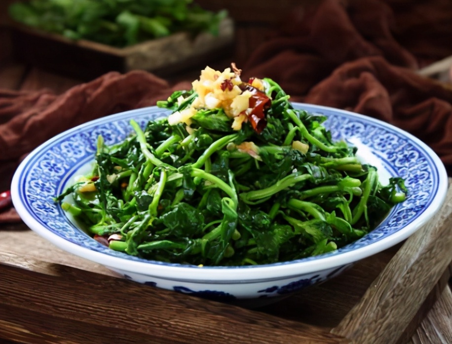 圖片[1]-春天應季菜 涼拌枸杞葉的做法 好吃更營養 香味足-起舞食譜網