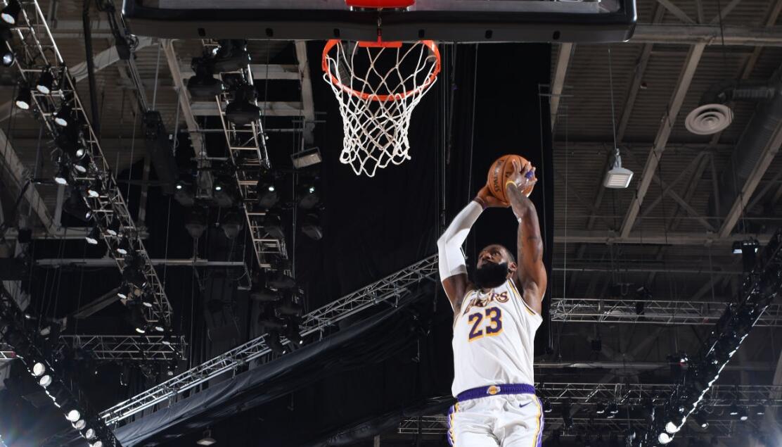 讓人羨慕的身體素質！一眉哥：他喝了不老泉水！Frye：我願用所有頭髮交換他的彈跳！-黑特籃球-NBA新聞影音圖片分享社區