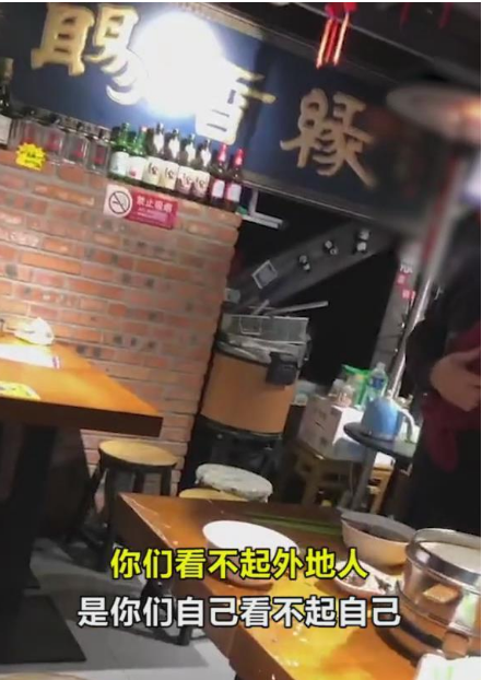 吃饭|农民工餐馆吃饭拿两瓣蒜被老板赶走 老板：就是瞧不起你