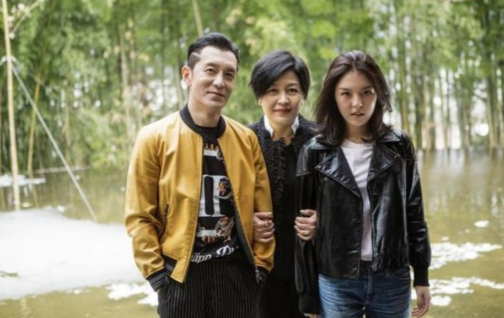 在美国做完最后一次化疗后，李咏握着妻子的手