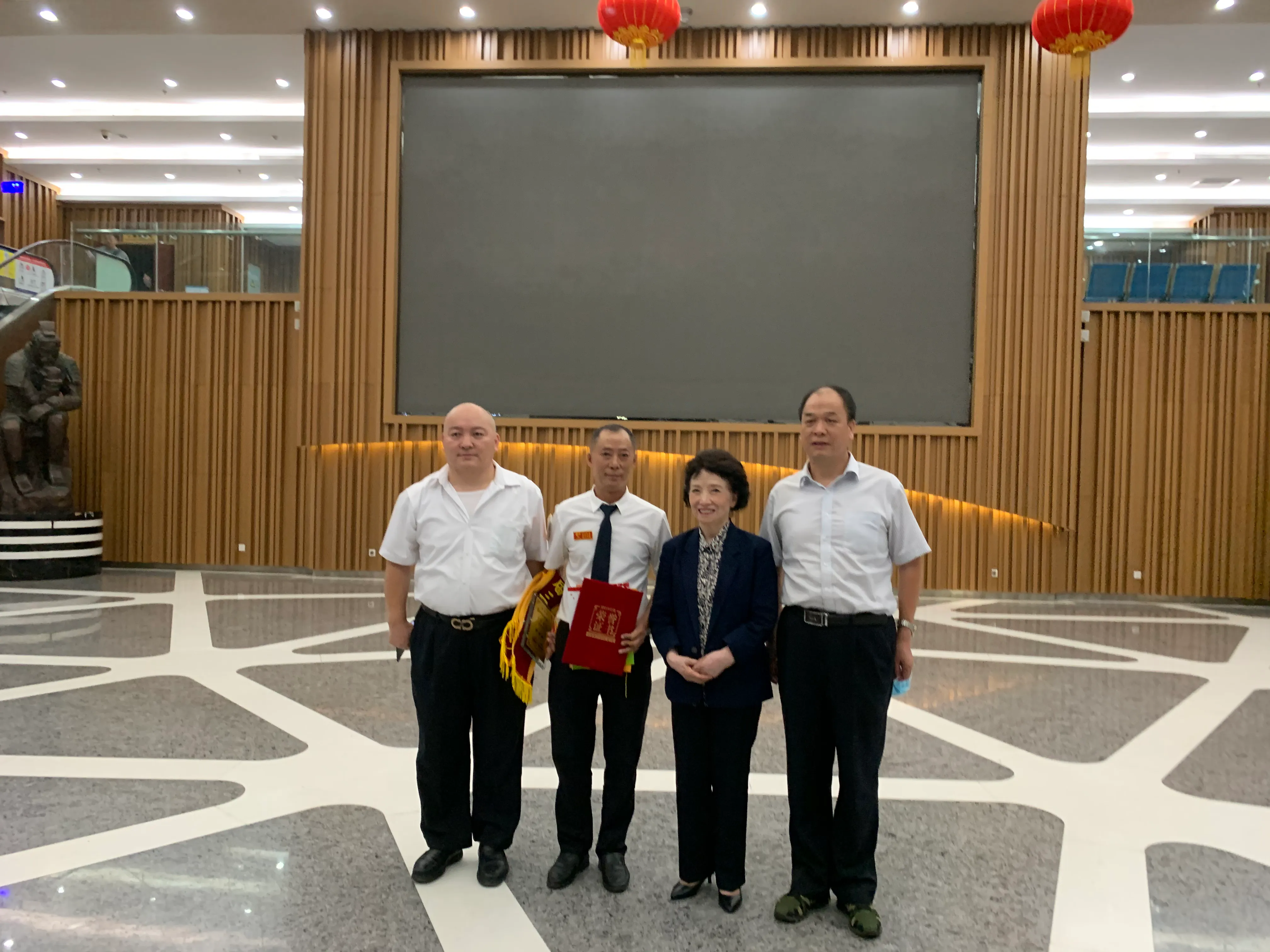 原省委書記張勃興老書記在民營企業(yè)少華集團(tuán)最困難時(shí)期仍關(guān)心企業(yè)