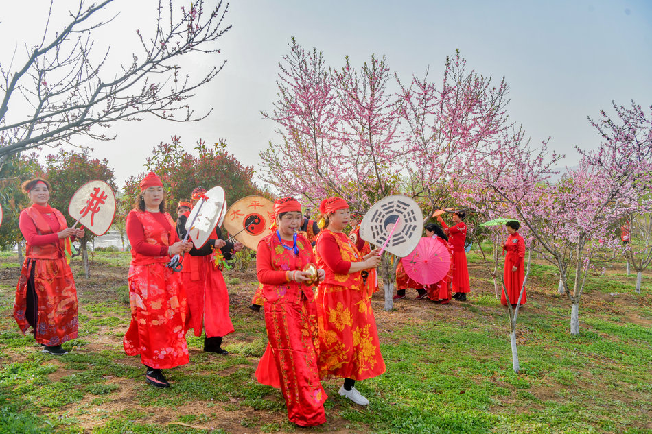 翠湖：桃花灼灼春色美，扇鼓咚咚夕阳红