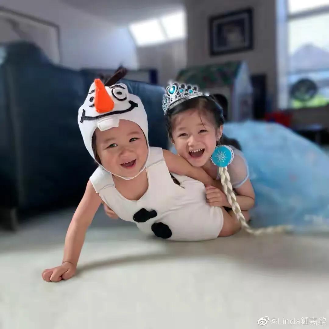 钟嘉欣为49岁老公庆生，晒2岁儿子萌照，称有其父必有其子