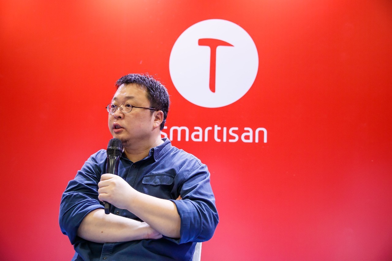 身价250亿老板宣布即将退休，而前员工罗永浩现