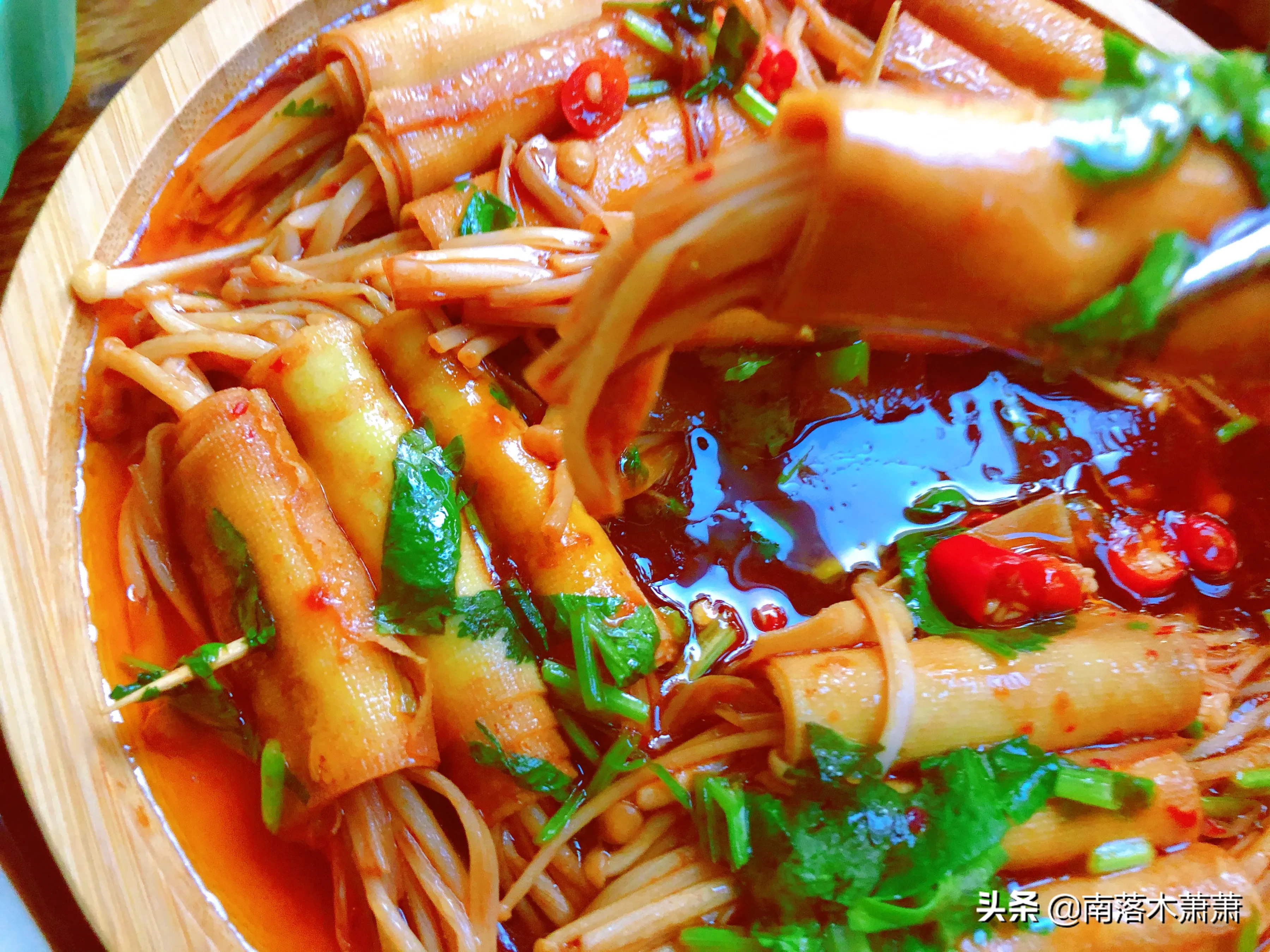 Enoki mushroom and dried tofu are a hundred times more delicious than fried and grilled, especially the thick sauce