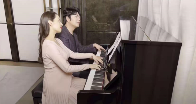 郎朗與孕妻四手聯彈做胎教，吉娜懷孕8個月肚大如籮，狀態超好