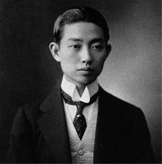 情同姐妹的2女，共侍1夫，从活着的"3人行"到死后葬入同一墓穴