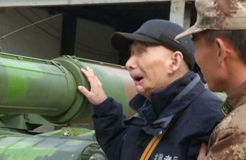 94岁抗战老英雄，因战争双目失明，生前提出一愿望，军方：安排