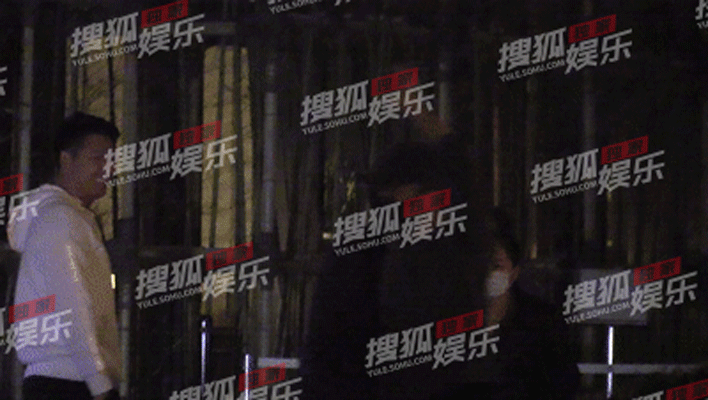 Congratulation Xie Ting sharp edge and Wang Fei: The late night involves hand beautiful conjugal love, 10 point to buckle the abode that answers Wang Fei together closely