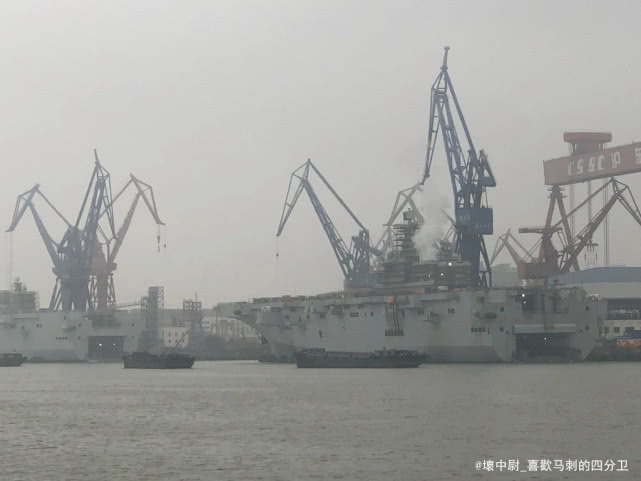 国产4万吨巨舰迎来关键时刻！舰岛冒出滚滚白烟