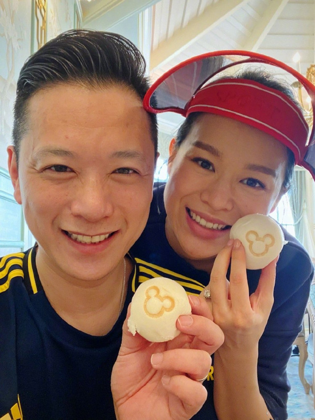 胡杏儿晒工作照过端午，穿修身裙秀S曲线，产后俩月身材恢复完美