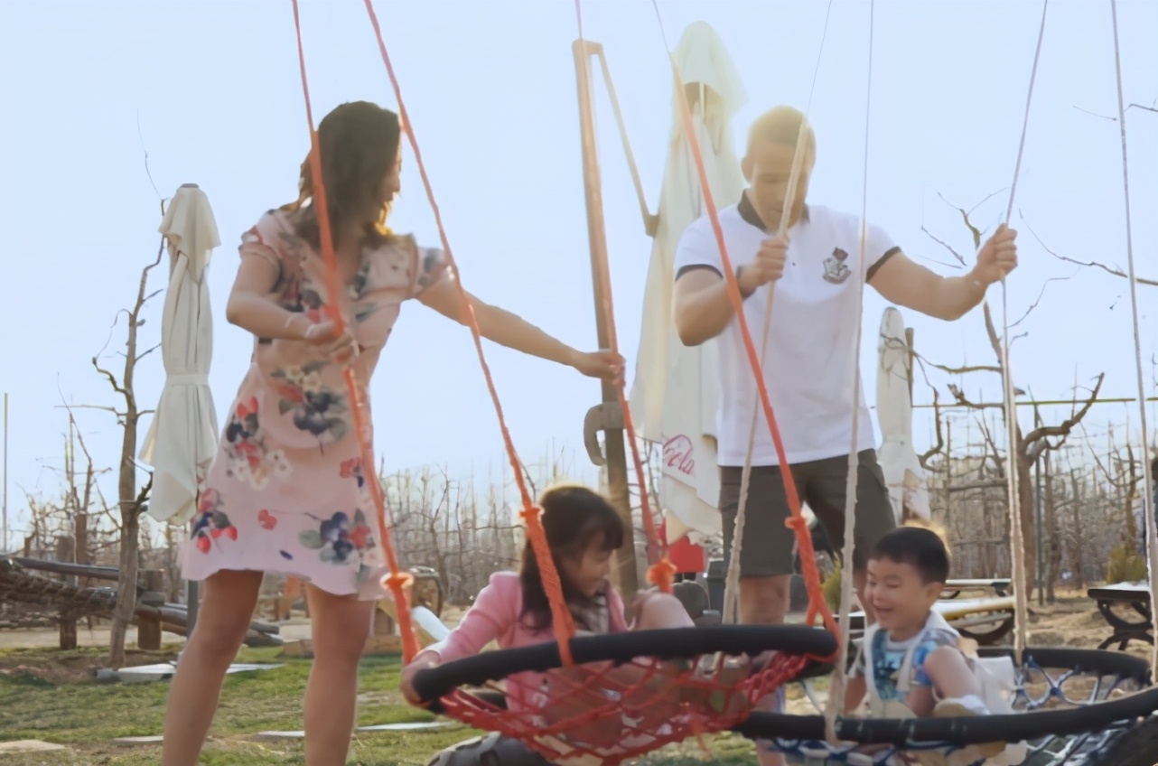 43歲馬雅舒近照，拍戲間隙手捧與老公親吻照甜笑，似熱戀中少女