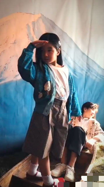 張亮二胎女兒長大了！ 5歲盡顯超模範，和天天合體拍雜誌氣場十足