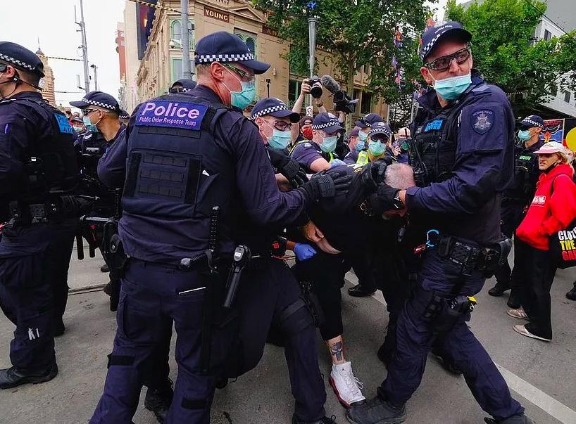 现场直击全澳大游行：上万澳洲土著抗议国庆日，警察出动围堵抓人