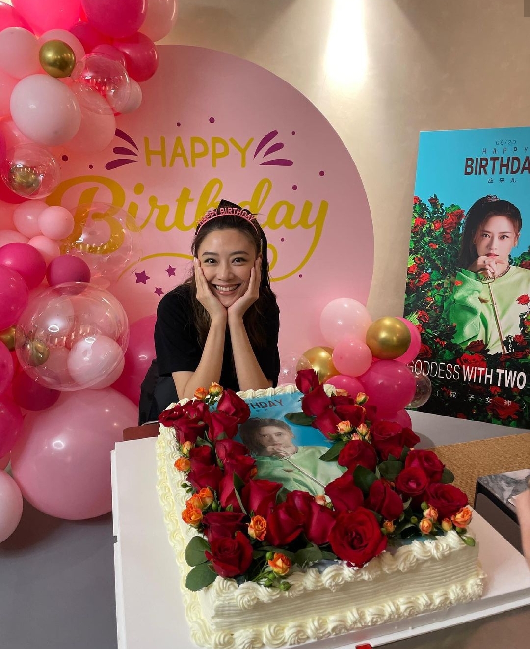 38岁应采儿晒庆生照，双手托腮如少女，被两个儿子同时亲吻超有爱