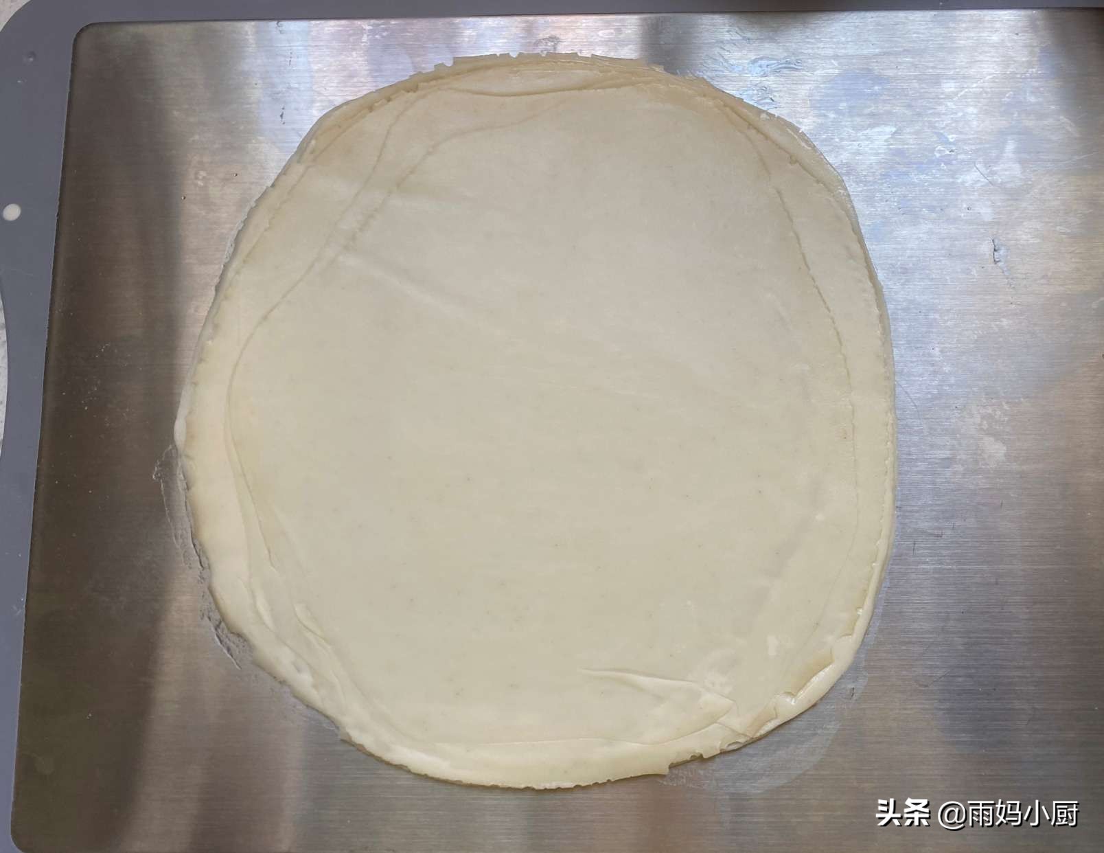 剩餃子皮不要煮著吃了，做成薄如蟬翼的春餅，卷上小炒菜搶著吃