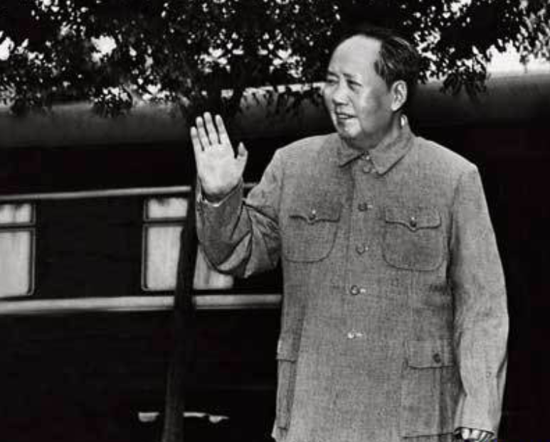1955年“战犯”卫立煌返回大陆，为何惊动六大元帅亲自作陪？