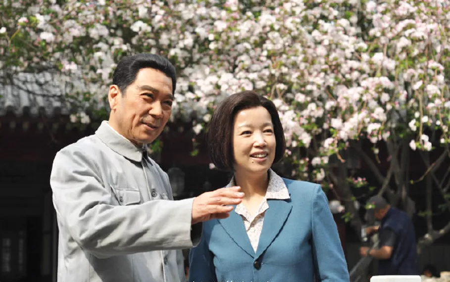 从央视主持人,到饰演周恩来夫人,她的命运因