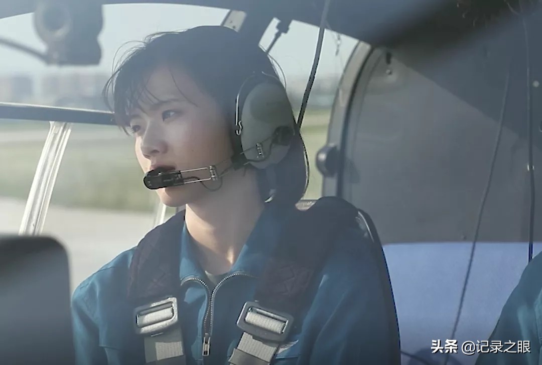 空军21岁的女飞行员，驾驶高级教练机首次单飞，完成“成人礼”