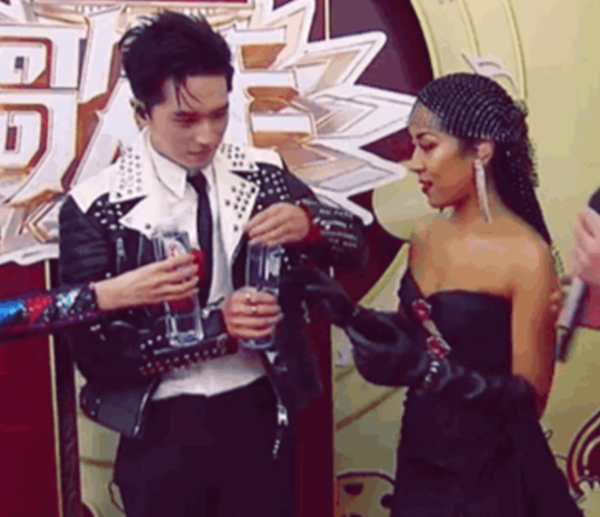 Graceful plunge into is Wei Zhou made in play " touch a breast " ? The man is denied do not respect actress, graceful plunge into doubt to be like a response