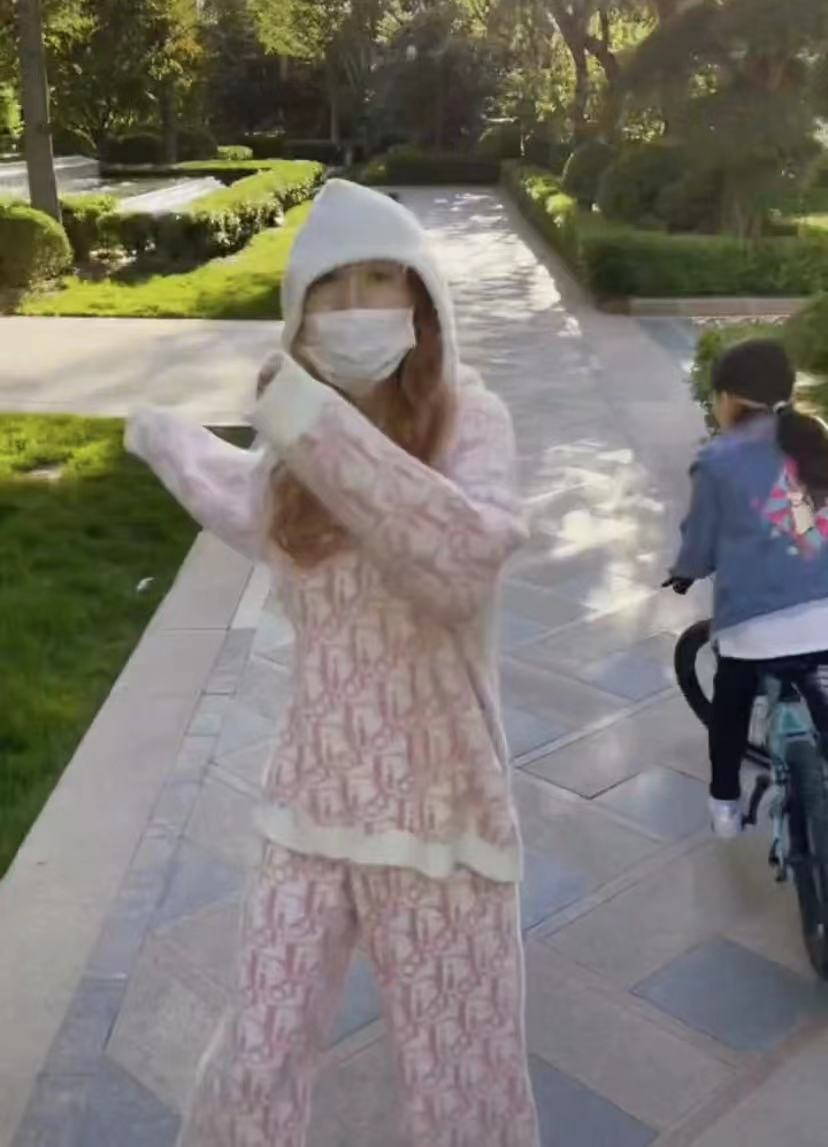 王寶強10歲女兒長大啦！ 和馬蓉同框雙腿又細又長，長相卻更像爸爸