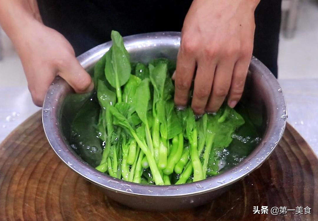 图片[2]-【蚝油菜心】做法步骤图 清脆爽口 色泽翠绿又入味-起舞食谱网