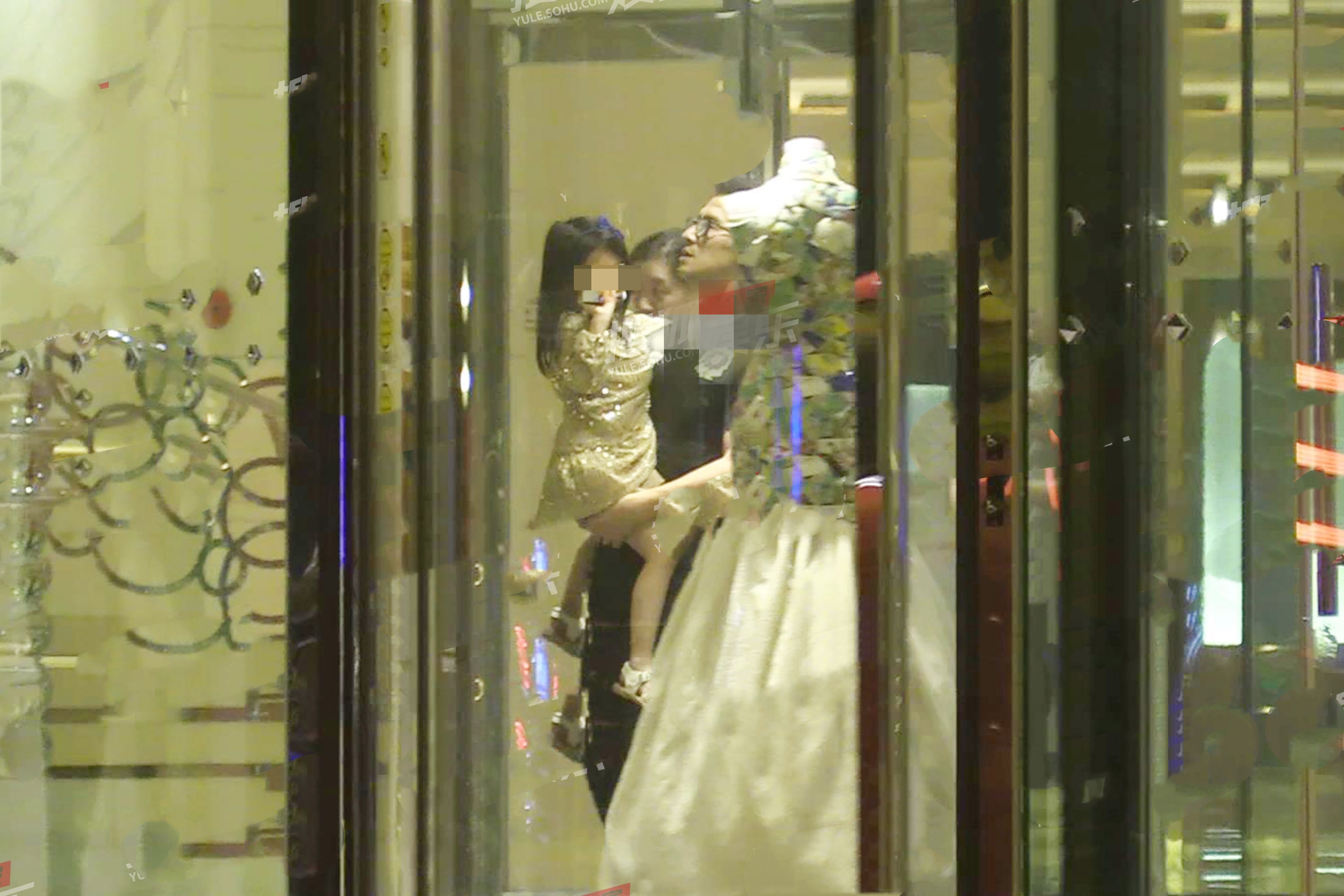 章子怡一家外出就餐，媽媽匆忙先行，汪峰帶娃抱醒醒變超級奶爸