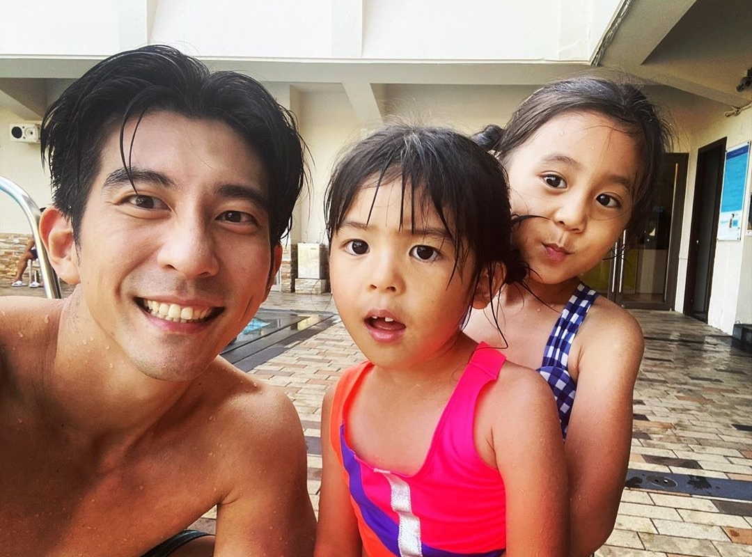 修杰楷变奶爸陪女儿荡秋千，咘咘波妞女汉子画风活泼好动