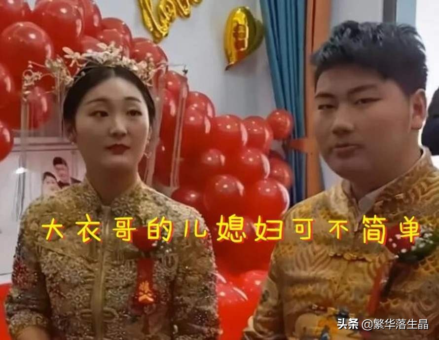 大衣哥儿媳再次支援河南，和丈夫互动甜蜜，妆容精致穿长裙