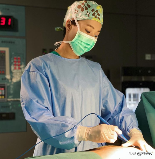 鍾嘉欣開心曬女兒第一次縫紉作品放棄事業樂於當全職媽媽