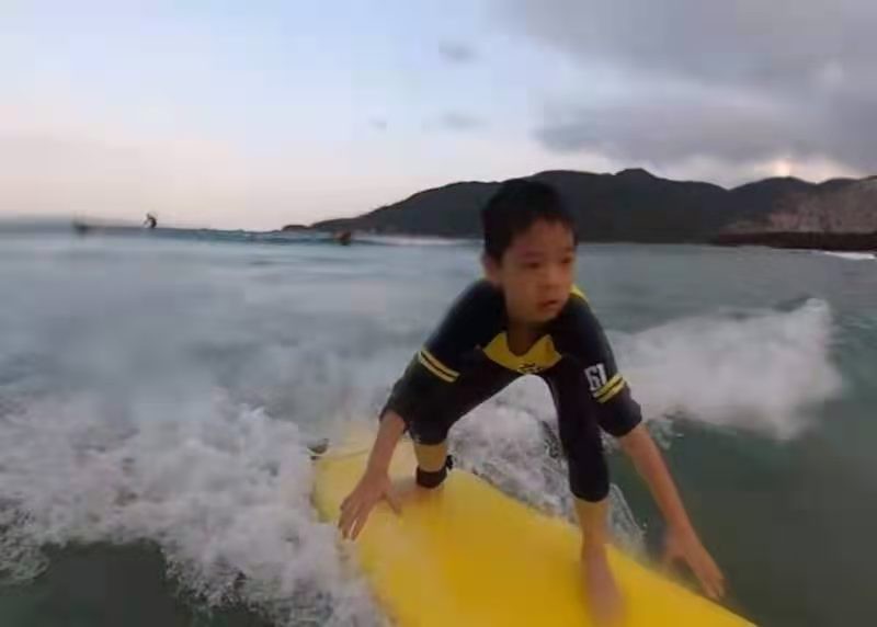 霍思燕兒子衝浪掉海裡太驚險，身高快到杜江肩部，暖心舉動顯素質