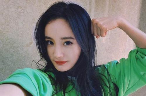 杨幂被偷拍裙底，粉丝亲眼目睹变态紧贴地面，