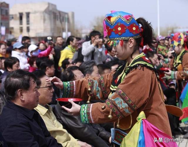 中国艺术巅峰的民族服饰之一鄂伦春族