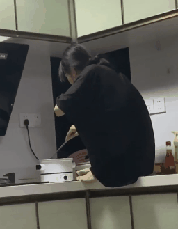 爆笑GIF动态图：好人太难了，让她男友追了整整三条街