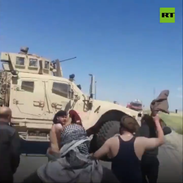 美国大兵落荒而逃！叙利亚民众堵截美军车队，