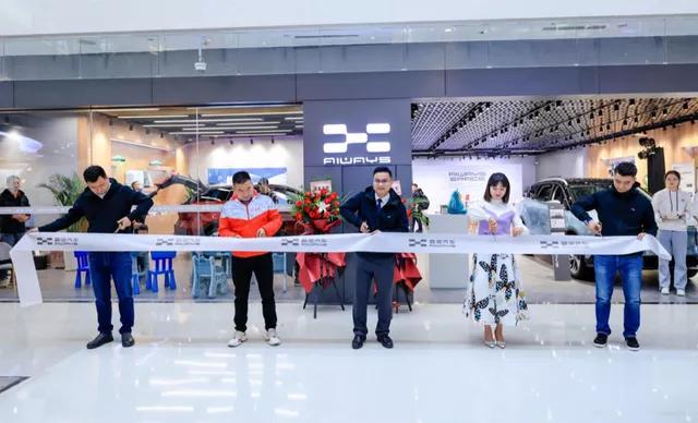 男孩子有什么坏心思呢？只不过是逛街的时候想看看车而已