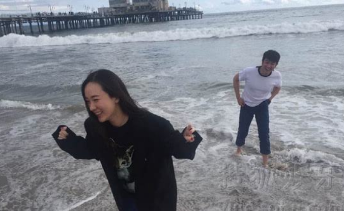 杜江夫妇低调带儿女游玩散心，霍思燕惬意微笑，网友：太幸福了