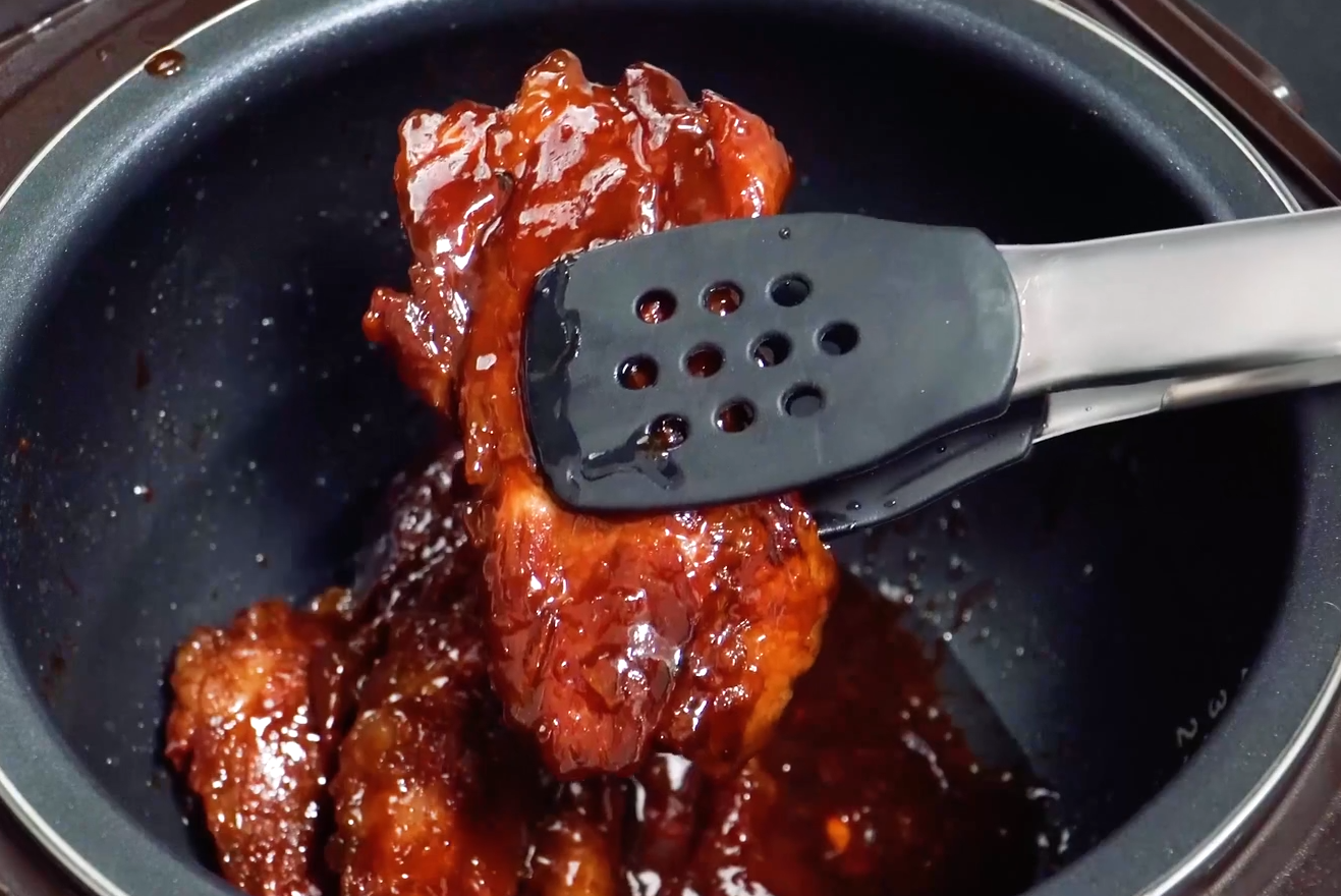 蜜汁叉燒肉，一個電飯煲就能輕鬆搞定，鮮嫩多汁，好吃到停不下來