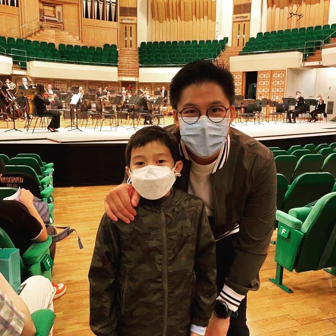 郭晶晶一家看芭蕾表演，7歲長子短褲裡套秋褲，褲子提太高好尷尬