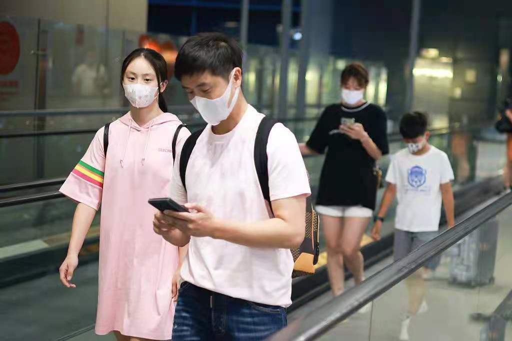 田亮一家四口现身机场，13岁森碟高挑显眼，弟弟身高已到妈妈肩膀