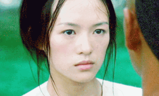 章子怡酒后手乱动，汪峰一脸尴尬不出声，她却