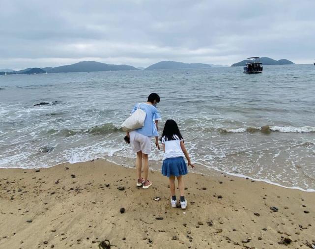 梁咏琪一家三口散步，6岁女儿身高快到妈妈肩膀，五官精致超漂亮