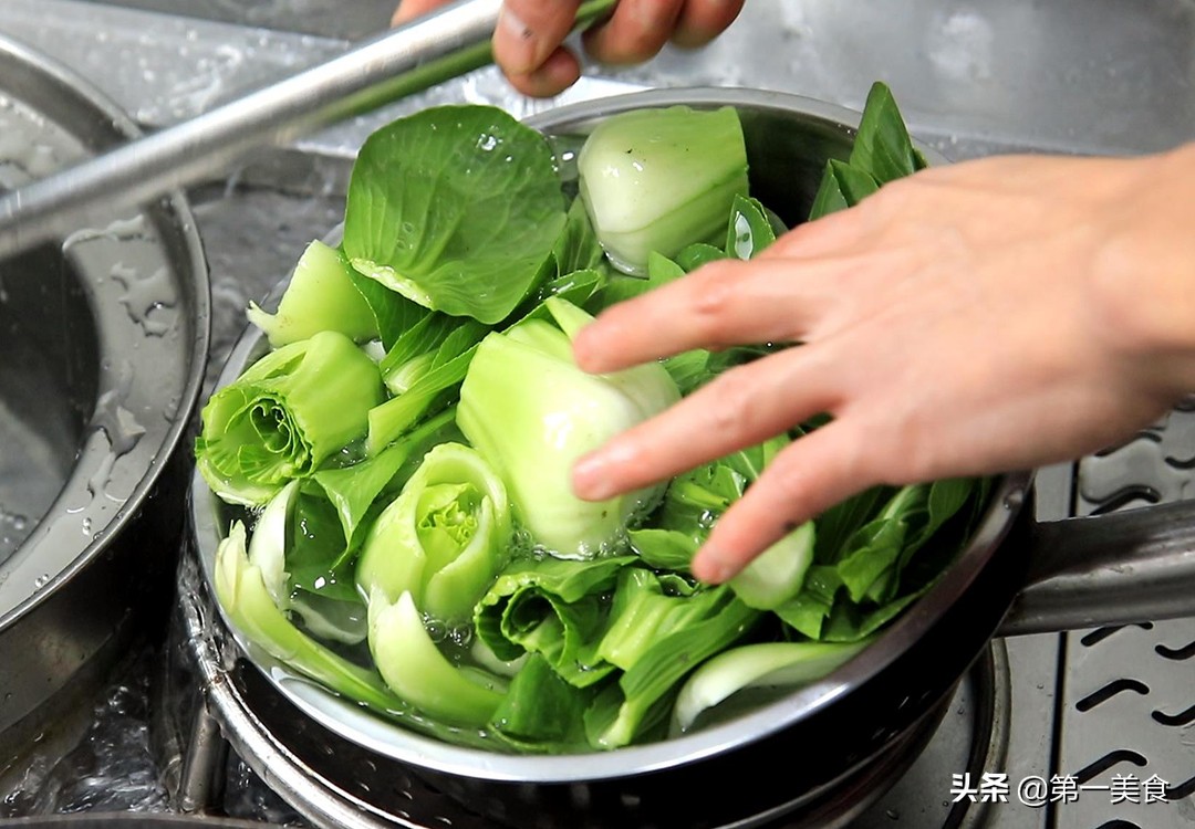 图片[2]-【青菜肉末】做法步骤图 青菜搭配肉末简单一炒 做出饭店的既-起舞食谱网