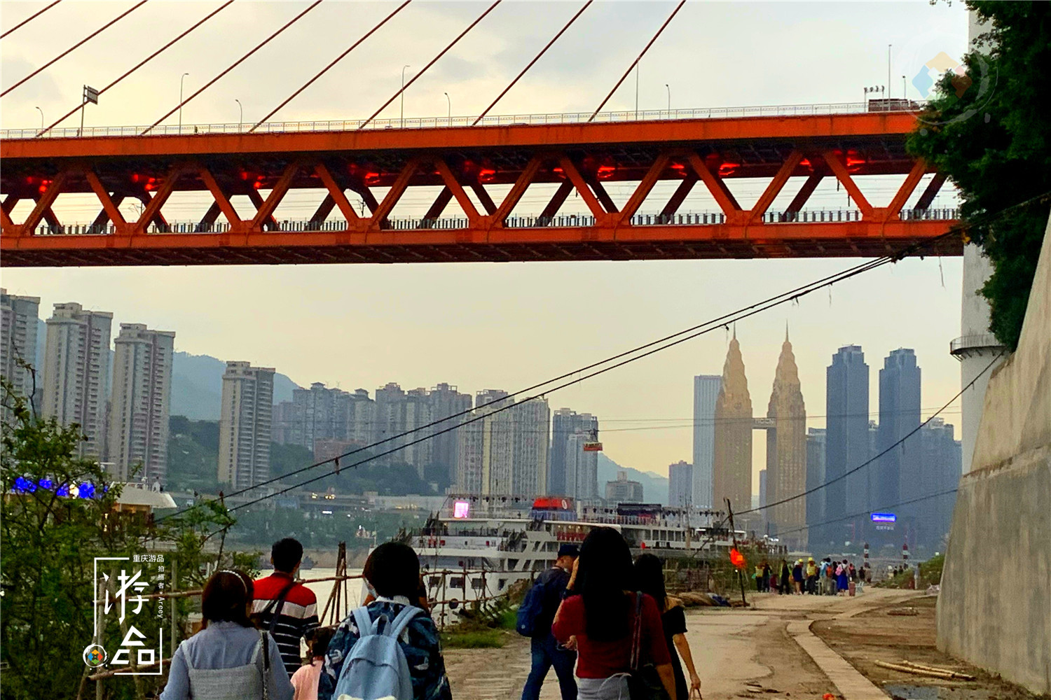 重庆黄金游轮有多豪华？内部一片金碧辉煌，高级自助餐随便吃