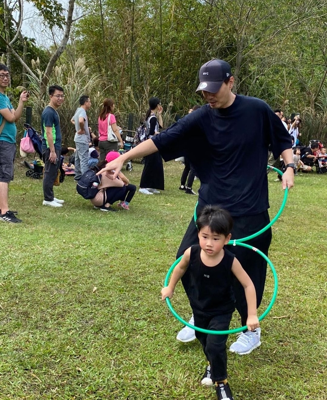 Ella曝光生產過程後，和老公陪兒子參加親子旅遊，直呼很治愈