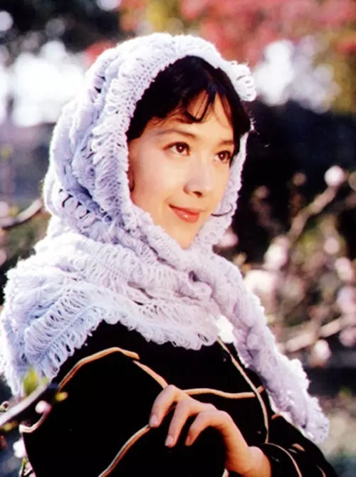 她不是传统美女，却因出众气质和洋气外表，成为80年代最美女演员