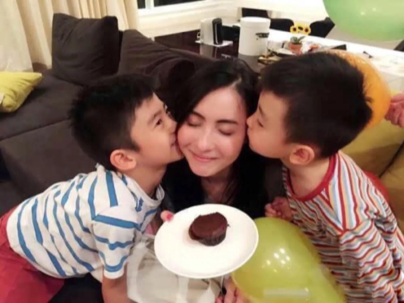 張柏芝拍廣告道具相框搶鏡，Lucas和小Q向媽媽獻吻超有愛