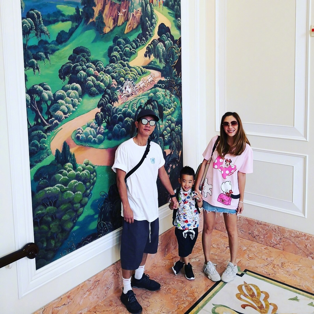 陳小春曬創意海報與應采兒慶結婚十週年，夫妻差16歲但幸福至今